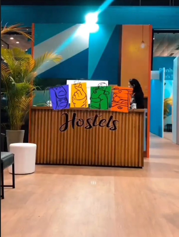 No estande “Experiência Hostel”, o público poderá vivenciar o dia a dia de um hostel: um quarto compartilhado, suítes privativas e áreas comuns com bar e atmosfera descontraída vão recriar o clima típico da hostelaria, evidenciando o espírito de convivência e as conexões que nascem nesse ambiente.